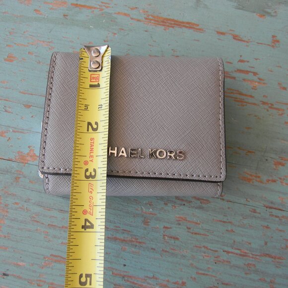 MICHAEL KORS GRAY SAFFIANO LEATHER SMALL COMPACT TRIFOLD WALLET - Picture 2 of 7